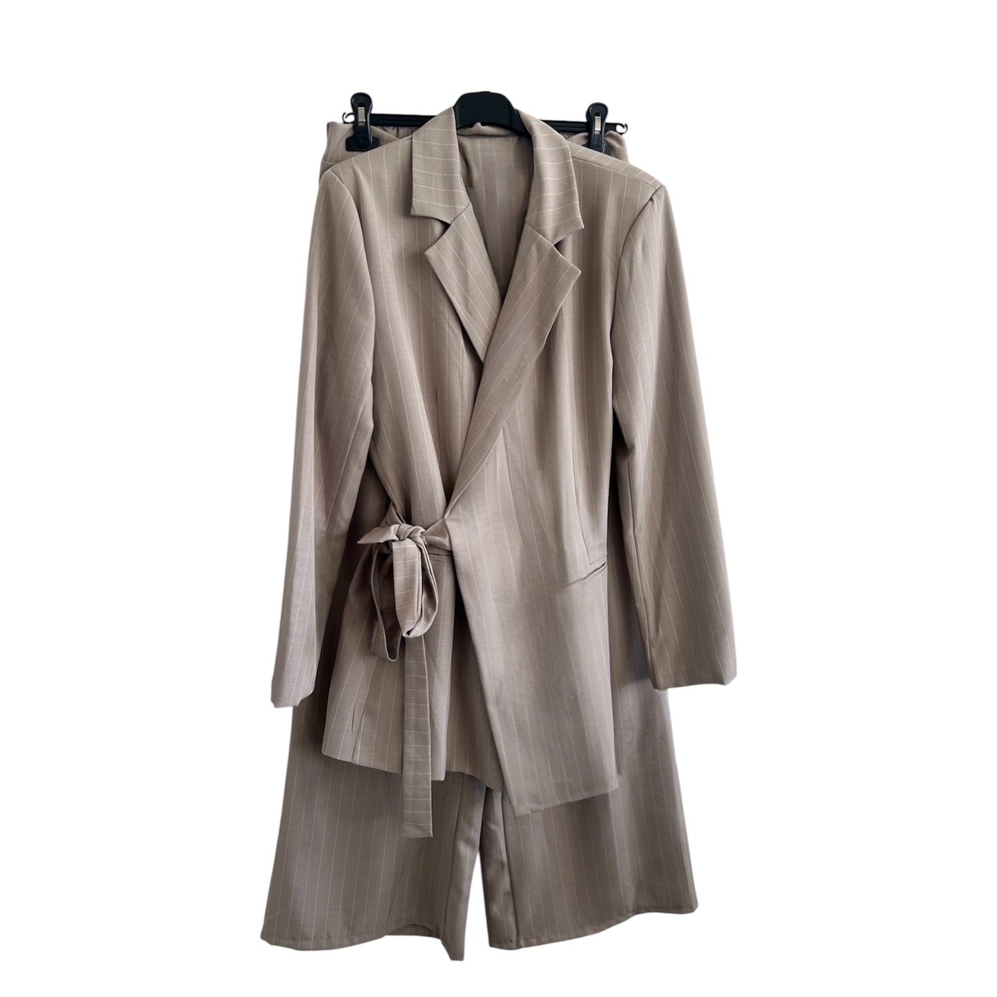 Zweiteiler „Nelly“ – Eleganter Nadelstreifen-Look mit Bindegürtel