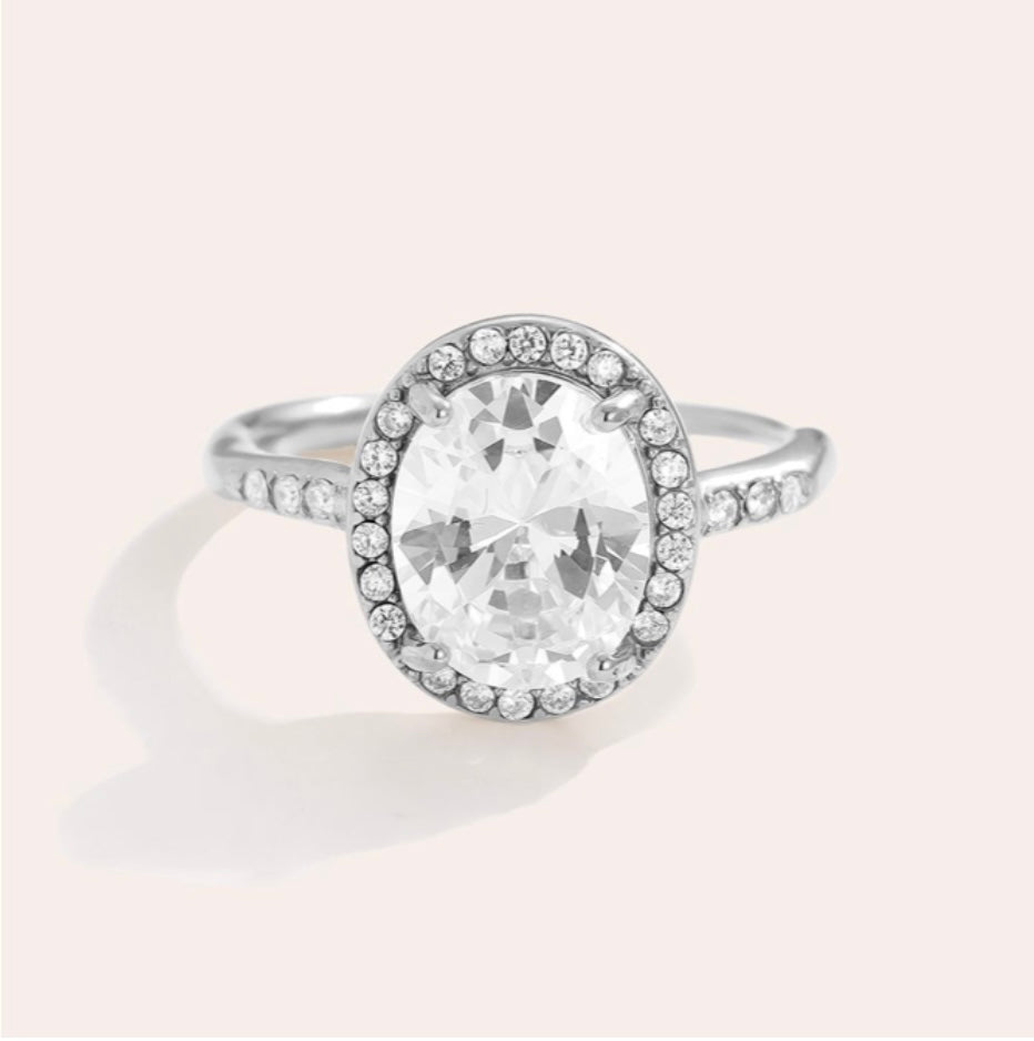 „Aurora Ring“ – Ovaler Kristallring in Silber/Gold