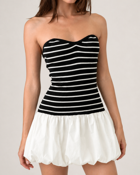 Trägerloses Strickkleid mit Ballonrock
