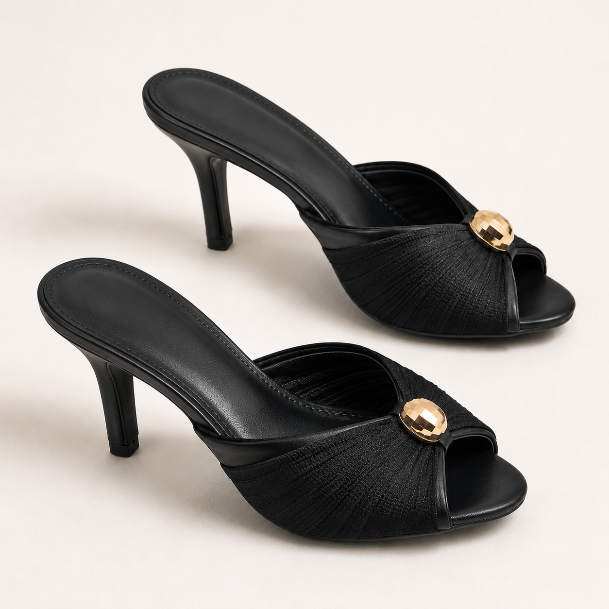 Schwarze Kitten Heels mit Stoffriemen