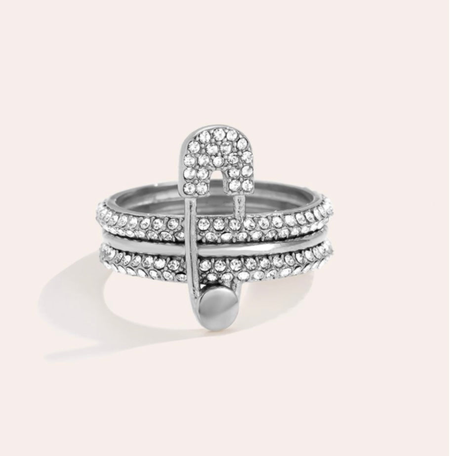 „Nova Pin“ – Funkelnder Sicherheitsnadel-Ring