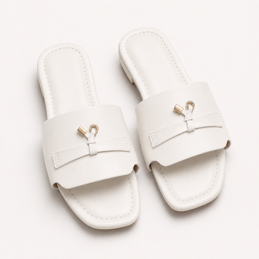 Weiße Sandalen mit goldenen Details