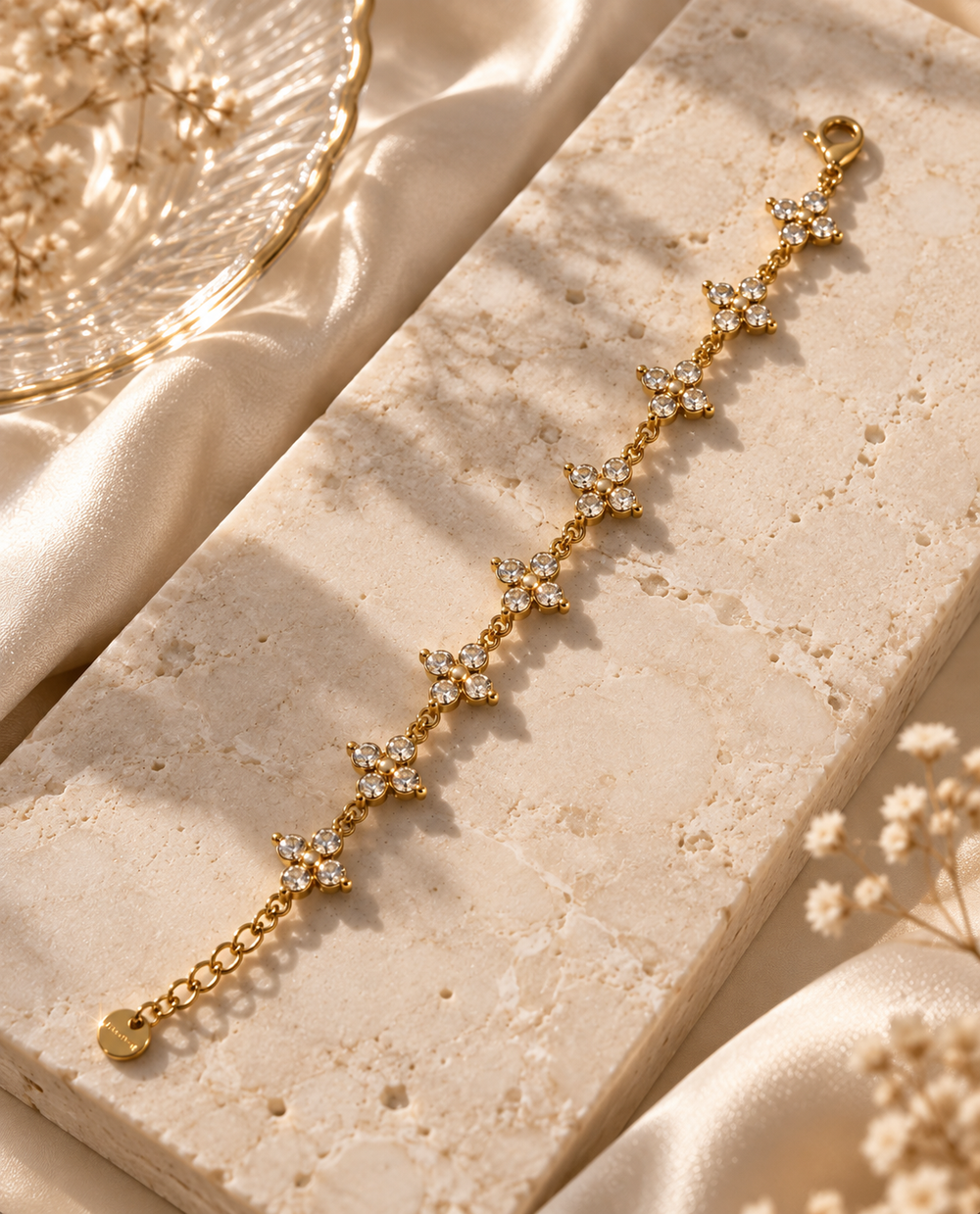 Goldenes Blumenarmband mit Schmucksteinen