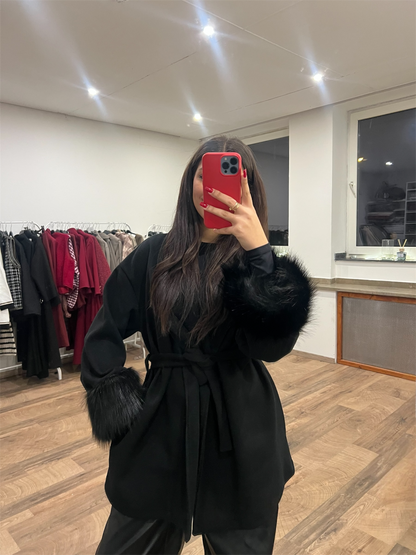 Luxuriöser Mantel mit Kunstfell Ärmeln