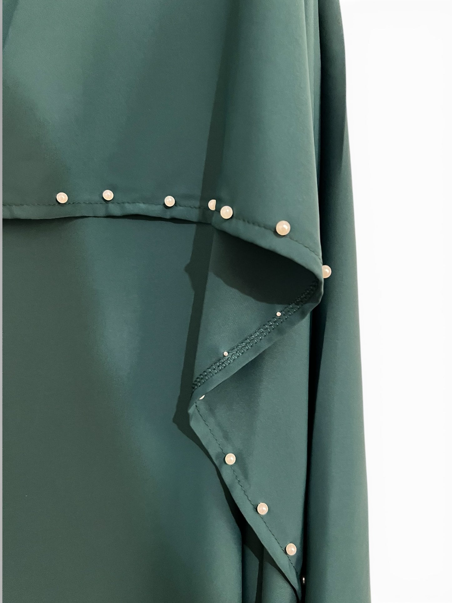 Abaya mit Perlenverzierung