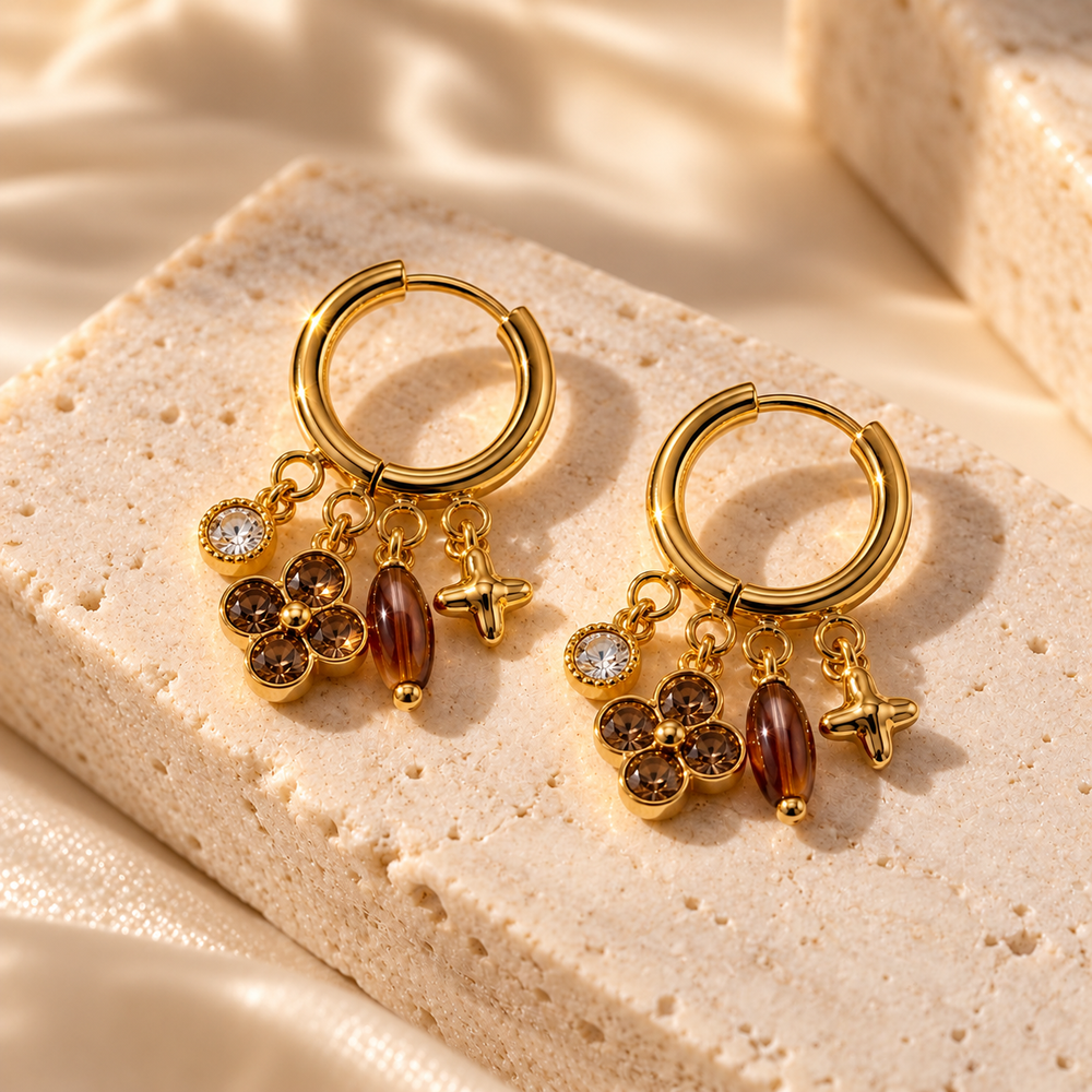 Goldene Creolen mit Blumenanhängern