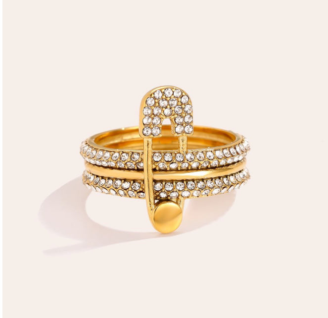 „Nova Pin“ – Funkelnder Sicherheitsnadel-Ring