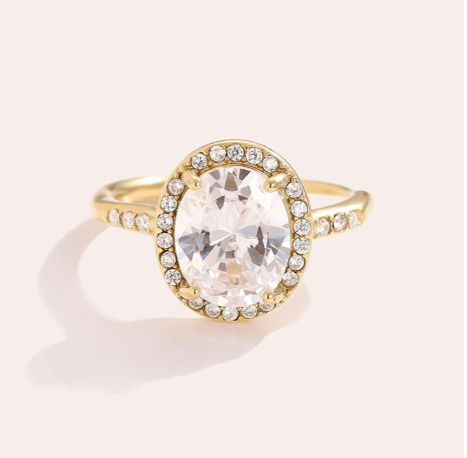 „Aurora Ring“ – Ovaler Kristallring in Silber/Gold