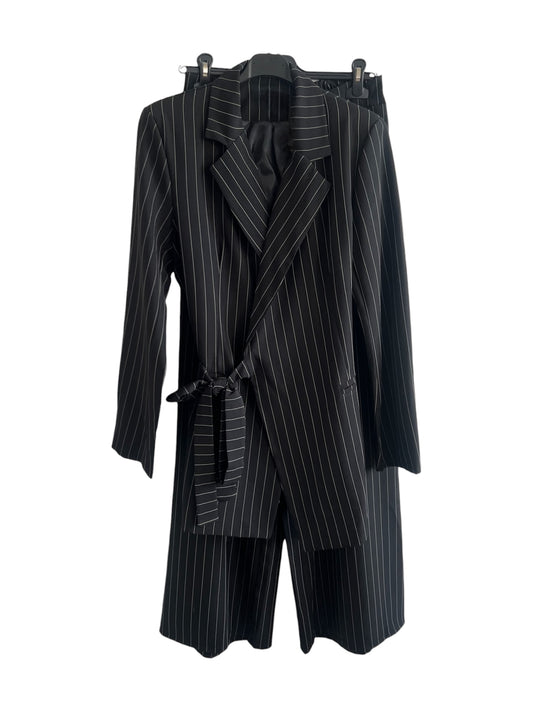 Zweiteiler „Nelly“ – Eleganter Nadelstreifen-Look mit Bindegürtel