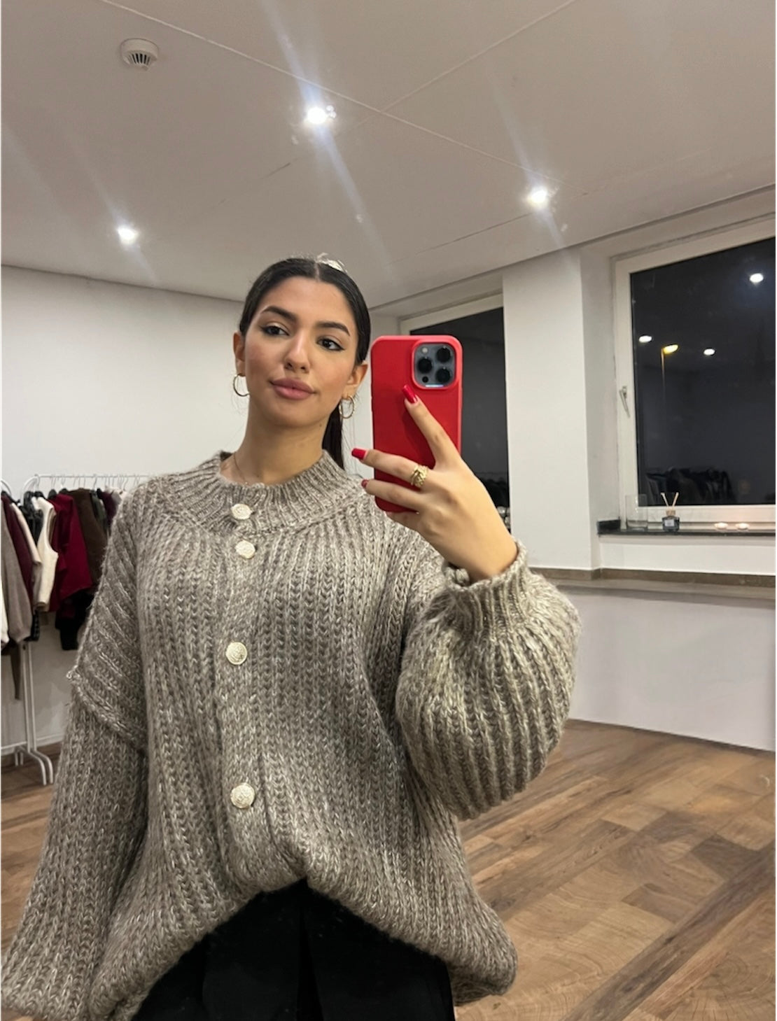 Oversize Strick-Cardigan mit Zierknöpfen