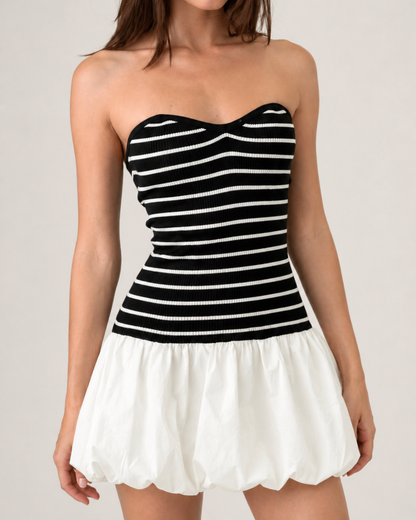 Trägerloses Strickkleid mit Ballonrock