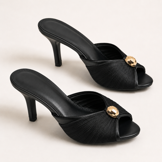 Schwarze Kitten Heels mit Stoffriemen
